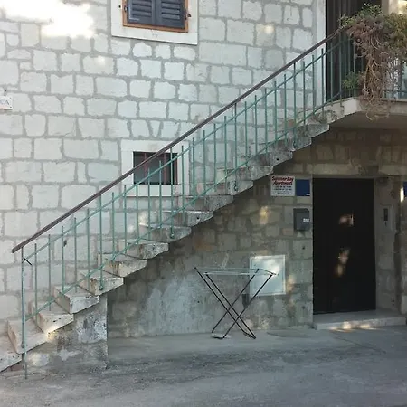 Summer Bay בית הארחה